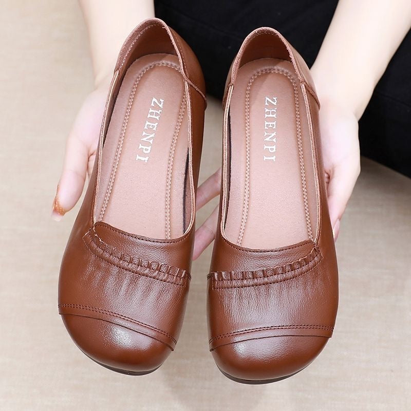 Yumuşak deriden yapılmış hafif, düz ayakkabılar