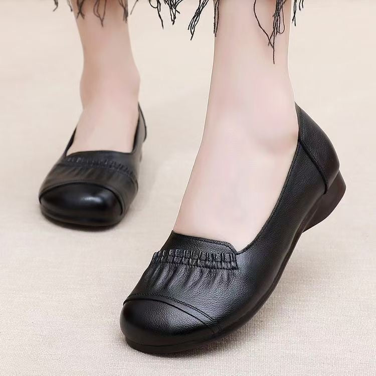 Yumuşak deriden yapılmış hafif, düz ayakkabılar