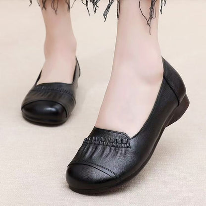 Yumuşak deriden yapılmış hafif, düz ayakkabılar