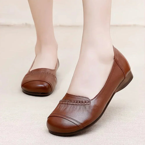 Yumuşak deriden yapılmış hafif, düz ayakkabılar