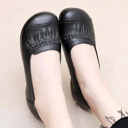 Yumuşak deriden yapılmış hafif, düz ayakkabılar