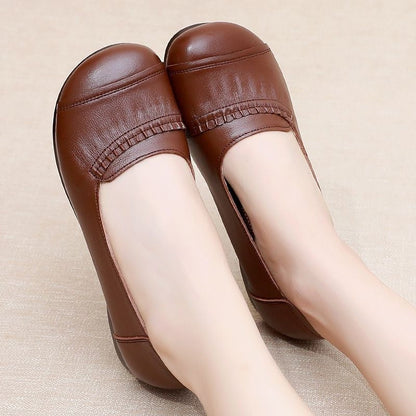 Yumuşak deriden yapılmış hafif, düz ayakkabılar