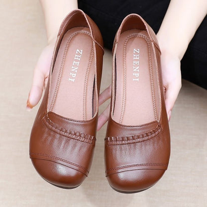 Yumuşak deriden yapılmış hafif, düz ayakkabılar