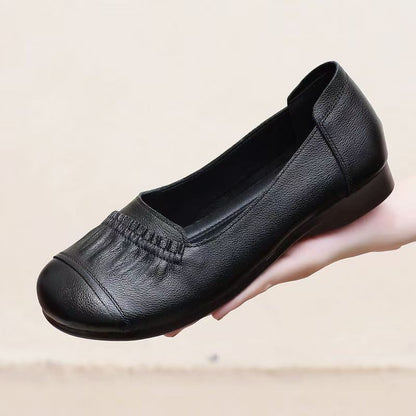 Yumuşak deriden yapılmış hafif, düz ayakkabılar