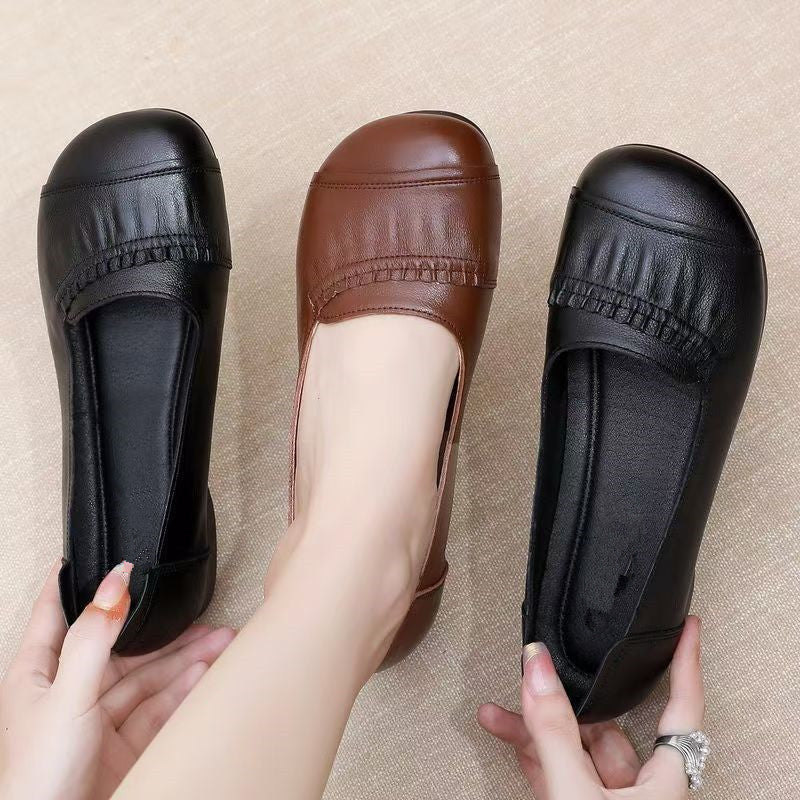 Yumuşak deriden yapılmış hafif, düz ayakkabılar
